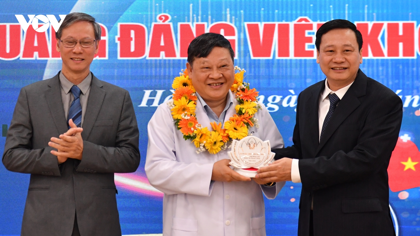 Tôn vinh đảng viên là thầy thuốc tận tâm chăm sóc sức khỏe nhân dân